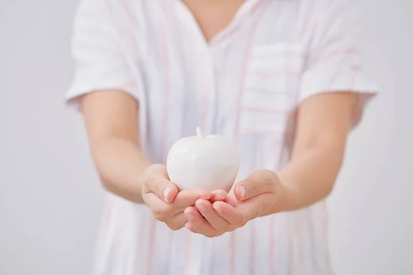 Close Mujer Sosteniendo Las Manos Blanco Manzana Mock — Foto de Stock