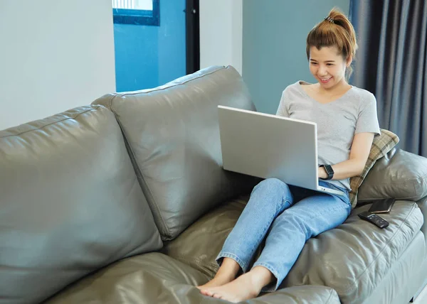 Женщина Азиатка Сидит Диване Используя Ноутбук Дома Работа Дому — стоковое фото