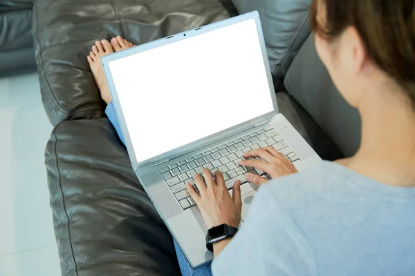 Закройте Дверь Женщина Сидит Диване Используя Ноутбук Чистым Экраном Дома — стоковое фото