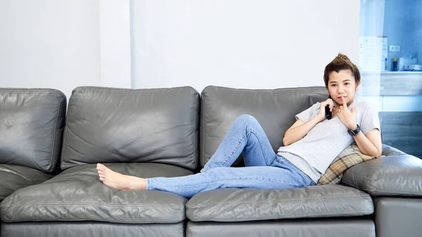 Junge Asiatische Frau Entspannt Sich Hause Vor Dem Fernseher Und — Stockfoto