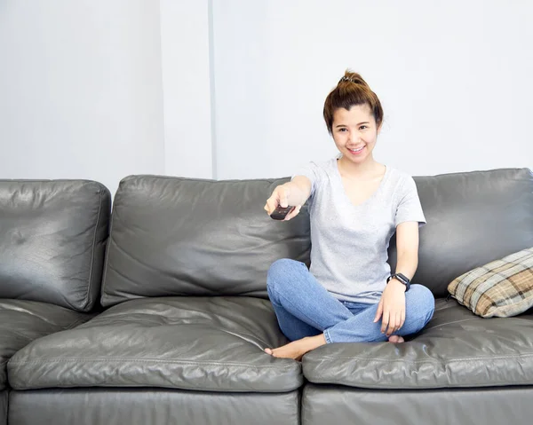 Junge Asiatische Frau Entspannt Sich Hause Vor Dem Fernseher Und — Stockfoto