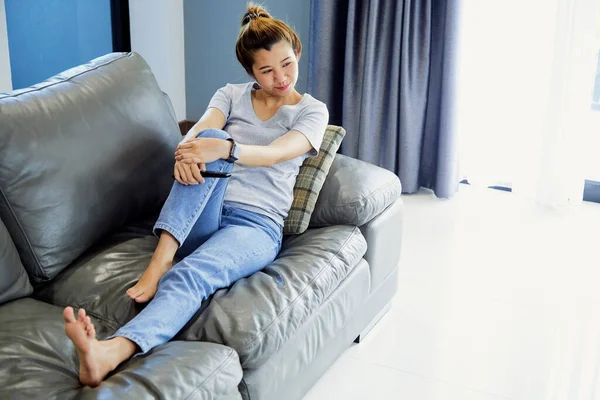 Asiatische Frau Mit Fernbedienung Entspannt Sich Auf Dem Sofa Hause — Stockfoto