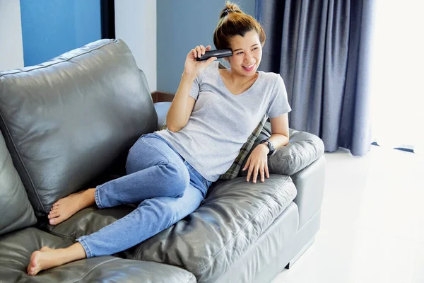 Asiatische Frau Mit Fernbedienung Entspannt Sich Auf Dem Sofa Hause — Stockfoto