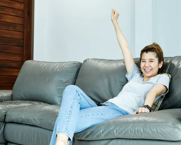 Aai Frau Entspannt Auf Der Couch Hause Wohnzimmer Sitzen Neue — Stockfoto