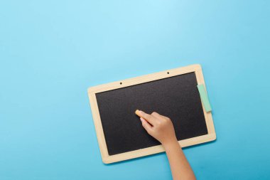 Tebeşir tahtası ya da karatahta ile üst görünüm eli. Okul konseptine dönelim..