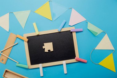 Mavi arkaplanda en üstteki görünüm siyah tahtası, Okul Konsepti