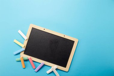 Mavi arkaplanda en üstteki görünüm siyah tahtası, Okul Konsepti