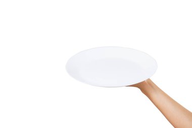 Beyaz bir arka planda beyaz bir kadın eli üzerinde boş beyaz tabak, kırpma yolu