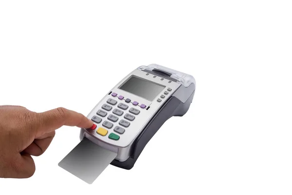 クレジットカード決済を取得するために処理するために手で無線近代的な銀行決済端末を保持男性のクローズアップ 白い背景に隔離された赤いカード 金融広告のコピースペース — ストック写真