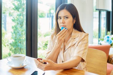 Asyalı kadınlar evdeki oturma odasında makyaj malzemelerinden ve yüz yağlarından kurtulmak için temizleyici bir yağ filmi kullanırlar. pürüzsüz ve sağlıklı cilt. Güzellik konsepti