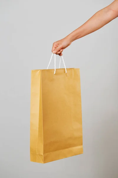 Женщина Держит Бумажный Пакет Покупки Белом Обрезка Пути Торговый Концепт — стоковое фото