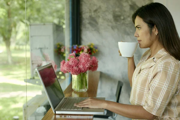 Женщина Сидит Домашнем Офисе Используя Руки Ноутбука Печатая Клавиатуре Ноутбука — стоковое фото