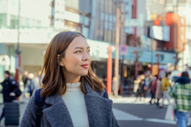 Tokyo 'da genç bir Taylandlı turist.,