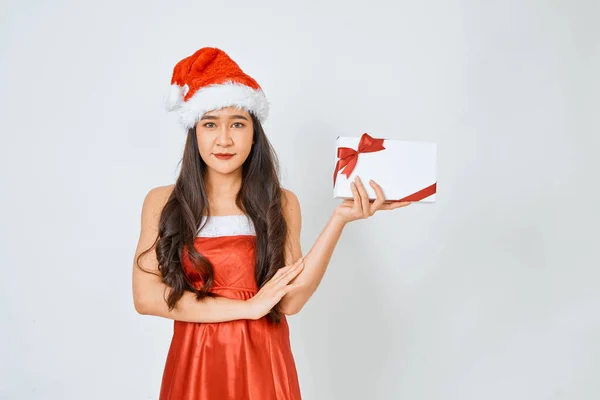 Vacker Kvinna Bär Jultomten Håller Presentförpackning — Stockfoto
