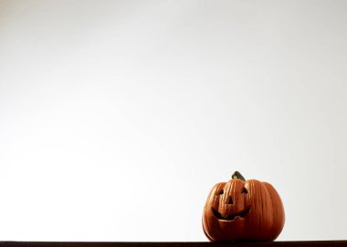 Cadılar Bayramı balkabağı kabağı kabağı feneri, gölge ve yansımayla izole edilmiş. Kesme yolu sağlandı.