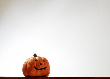 Cadılar Bayramı balkabağı kabağı kabağı feneri, gölge ve yansımayla izole edilmiş. Kesme yolu sağlandı.