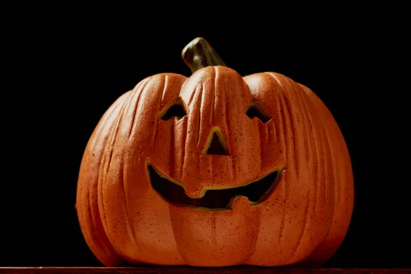Zucca Halloween Sul Tavolo Legno Fronte Allo Sfondo Scuro Spettrale — Foto Stock