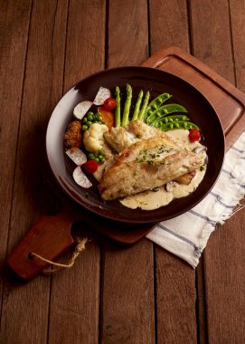 Lezzetli ızgara balık, kızarmış balık fileto ve sebze.