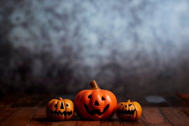 Cadılar Bayramı balkabağı kabağı kabağı feneri ahşap masa üzerinde karanlık arka plan. Cadılar bayramı konsepti