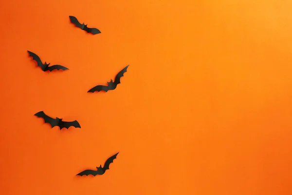 Halloween Decoración Concepto Murciélagos Papel Volando Sobre Fondo Papel Naranja — Foto de Stock