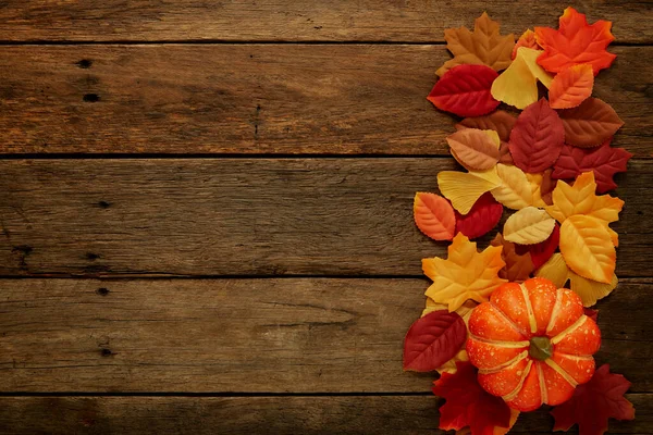 Herfst Achtergrond Met Bladeren Pompoenen Donker Houten Bovenaanzicht Ruimte Voor — Stockfoto