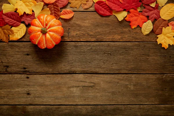 Herfst Achtergrond Met Bladeren Pompoenen Donker Houten Bovenaanzicht Ruimte Voor — Stockfoto