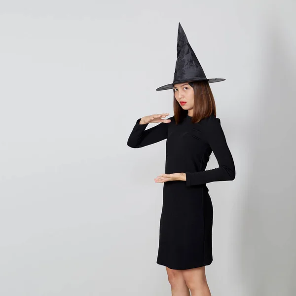 Jeune Femme Asiatique Chapeau Robe Comme Une Sorcière Pour Fête — Photo