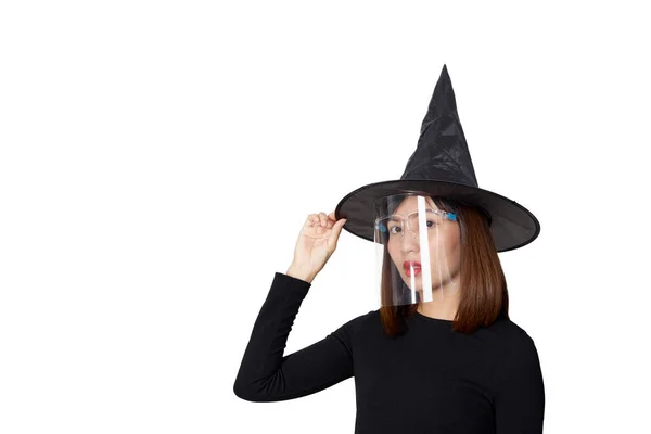 若いですアジアの女性身に着けています魔女衣装と顔シールドのためのハロウィーンパーティー — ストック写真