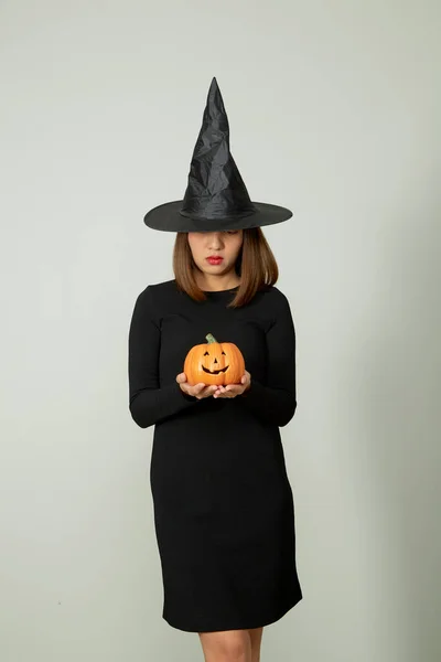 Halloween Fond Vacances Jeune Jolie Femme Chapeau Sorcière Tenant Halloween — Photo