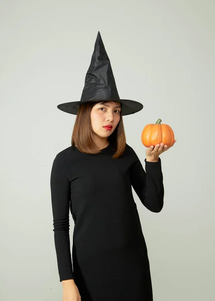 Fundo Férias Halloween Jovem Mulher Bonita Chapéu Bruxa Segurando Halloween — Fotografia de Stock