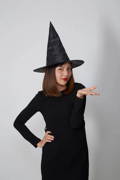 ハロウィンパーティーのための魔女の衣装を着て美しいアジアの女性 — ストック写真