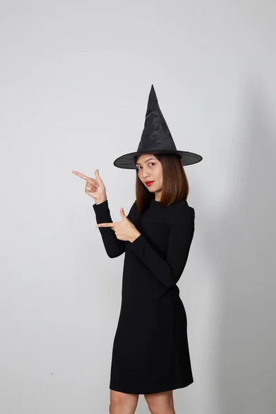 ハロウィンパーティーのための魔女の衣装を着て美しいアジアの女性 — ストック写真