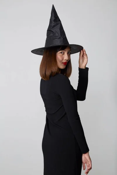 Krásná Asijská Žena Sobě Čarodějnice Kostým Pro Halloween Party — Stock fotografie