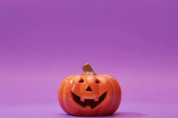 Abóbora Laranja Fundo Violeta Pastel Espaço Cópia Pano Fundo Halloween — Fotografia de Stock