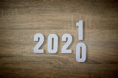 Ahşap masa arkasında ahşap beyaz numara 2021. 2020 'den 2021' e değiştir.