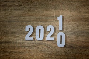 Ahşap masa arkasında ahşap beyaz numara 2021. 2020 'den 2021' e değiştir.