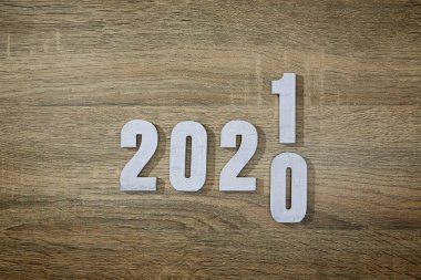 Ahşap masa arkasında ahşap beyaz numara 2021. 2020 'den 2021' e değiştir.