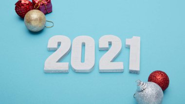 Mutlu yıllar 2021 noel ve yeni yıl kutlamaları için pastel mavi arka planda