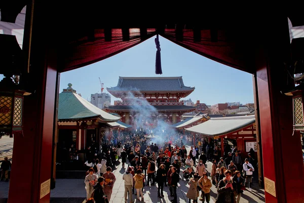 Tokyo, Japonya - Jan 09 2020: Asakusa bölgesi, Sensoji Tapınağı 'na giriş merdivenleri ve kırmızı mimari ve kalabalıkla dolu