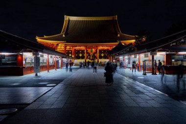 Tokyo 'daki Sensoji Tapınağı, Japonya 22-2018. Asakusa bölgesindeki en ünlü Budist tapınağıdır. Sensoji Tapınağı Tokyo, Japonya 'nın en önemli turistik yerlerinden biridir..