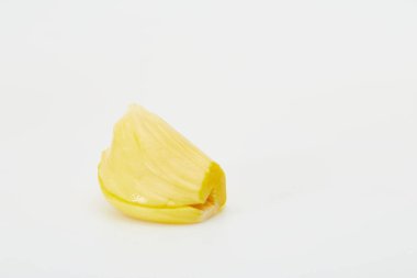 Beyaz arka planda soyulmuş Jackson meyvesi var. Kesme yolu.