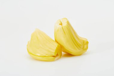 Beyaz arka planda soyulmuş Jackson meyvesi var. Kesme yolu.