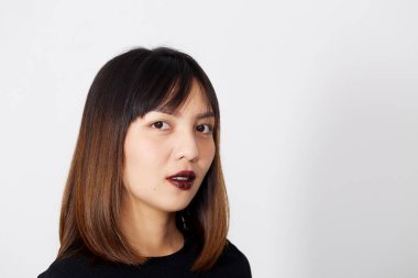 Siyah elbise giymiş Asyalı güzel kız portresi modeli.