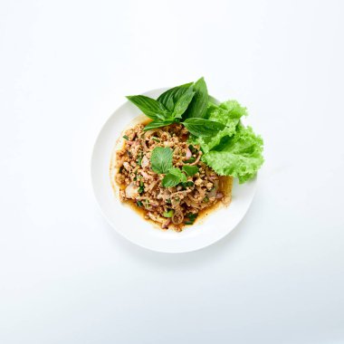 Tayland yemeği baharatlı domuz salatası ve taze sebzeli beyaz.