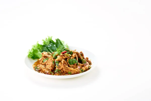 タイ料理白の上に新鮮な野菜を添えてスパイシーなグリルポークネックサラダ — ストック写真