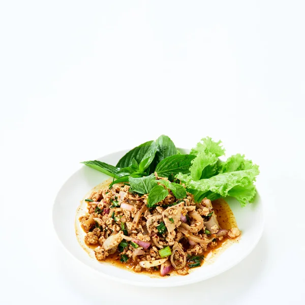 Thajské Jídlo Pikantní Mletý Vepřový Salát Podávaný Čerstvou Zeleninou Bílém — Stock fotografie