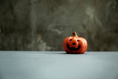 Fenerli Cadılar Bayramı arkaplanı koyu arkaplanda kopyalama alanı olan seçici odak