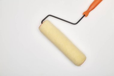 Yakın plan boyama araçları beyaz zemin üzerinde boya çalışma