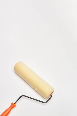 Yakın plan boyama araçları beyaz zemin üzerinde boya çalışma