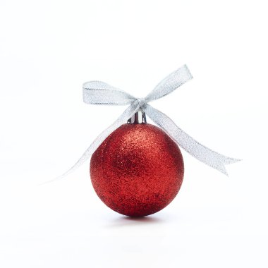 Beyaz arka planda gümüş kurdeleli kırmızı Noel topu